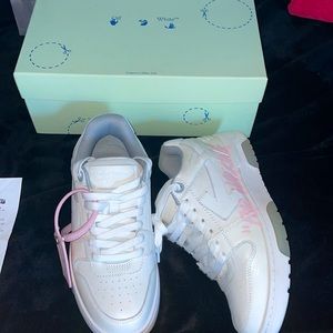 Off white sneakers sz 39 worn once 9/10 condition